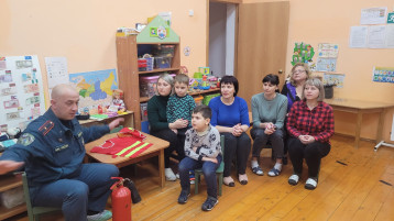 Встреча воспитанников с представителем МЧС Романом Валерьевичем Дербенëвым Встреча воспитанников с представителем МЧС Романом Валерьевичем Дербенëвым.